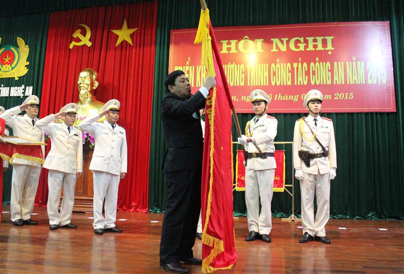 Đồng chí Nguyễn Xuân Đường, Phó Bí thư Tỉnh ủy, Chủ tịch UBND tỉnh trao tặng Huân chương Bảo vệ Tổ quốc hạng Ba cho tập thể Công an phường Hồng Sơn