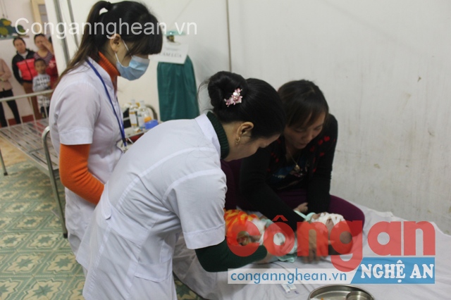   Các bác        sĩ,           y tá đang tích cực chăm sóc, cứu chữa cháu Linh