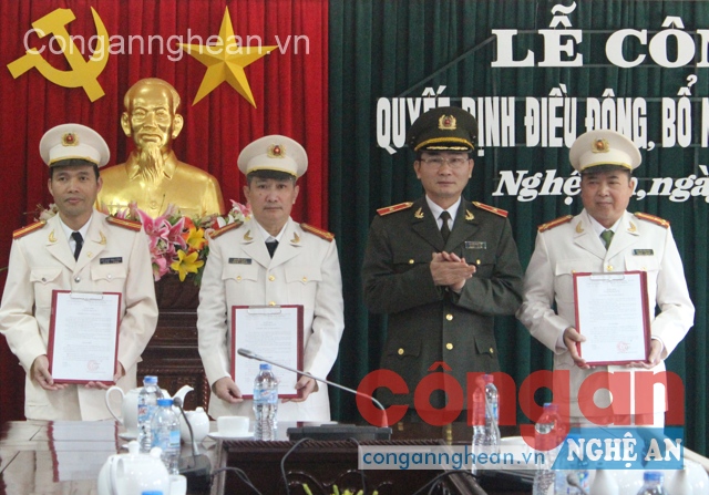 Đồng chí Thiếu tướng Nguyễn Xuân Lâm trao Quyết định cho 3 đồng chí được điều động