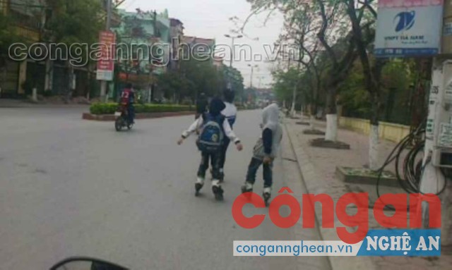 Nguy hiểm rình rập với các em nhỏ tham gia trượt patin  trên đường phố
