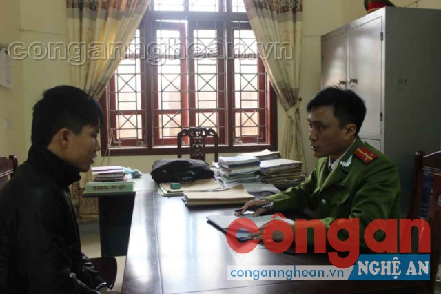 Cán bộ Công an huyện Diễn Châu ghi lời khai đối tượng Nguyễn Khánh 