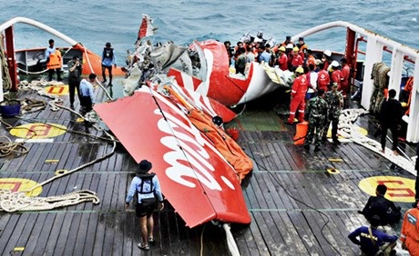 Phần đuôi của chiếc máy bay QZ8501 được kéo lên boong của chiếc tàu cứu nạn.