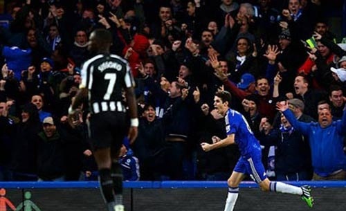 Oscar (phải) mở tỉ số cho Chelsea