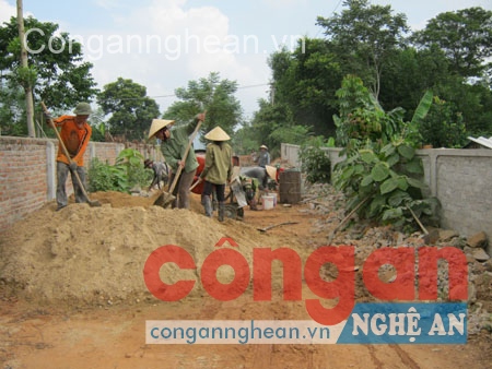 Nhân dân xã Nghĩa Đồng, huyện Tân Kỳ hiến đất làm đường xây dựng nông thôn mới