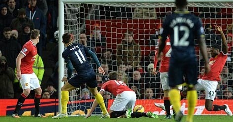 MU (áo đỏ) để thua ngay trên sân nhà Old Trafford