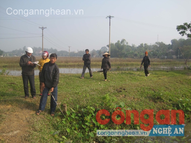 Do doanh nghiệp không chịu bàn giao đất, ngày 30/12/2014, người dân buộc phải tự ý ra khu vực Bàu Kịnh đo đạc, lấy lại đất của mình