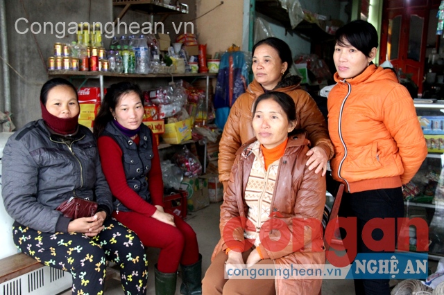 Gương mặt thất thần, lo lắng của các tiểu thương và người dân nghèo khi bỏ tiền gom góp được đưa cho thị Trang vay