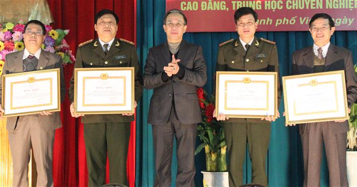 Đồng chí Trần Hồng Châu, Phó Bí thư Thường trực Tỉnh ủy, Chủ tịch HĐND tỉnh trao Bằng khen cho các tập thể đạt thành tích xuất sắc trong 5 năm thực hiện Đề án số 10 của BTV Tỉnh ủy.