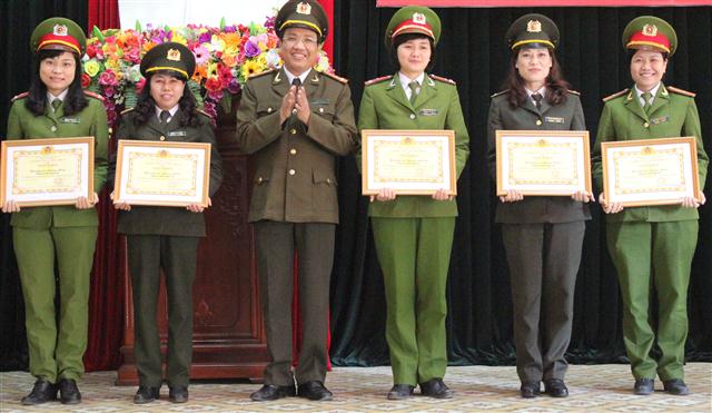 Đại tá Hồ Văn Tứ, Phó Giám đốc Công an tỉnh trao Giấy khen cho các cơ sở Hội đạt thành tích xuất sắc năm 2014