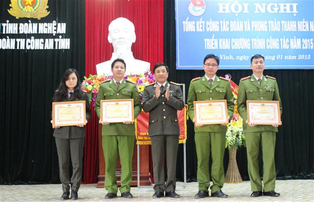 Đại tá Hồ Văn Tứ, Phó Giám đốc Công an tỉnh tặng Giấy khen cho cac tập thể xuất sắc