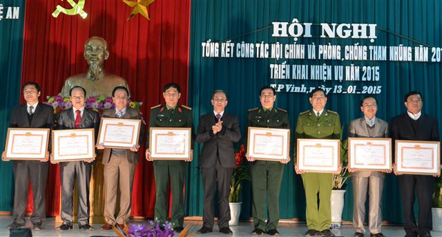 Đồng chí Trần Hồng Châu, Phó Bí thư thường trực Tỉnh ủy, Chủ tịch HĐND tỉnh tặng Bằng khen cho các tập thể xuất sắc