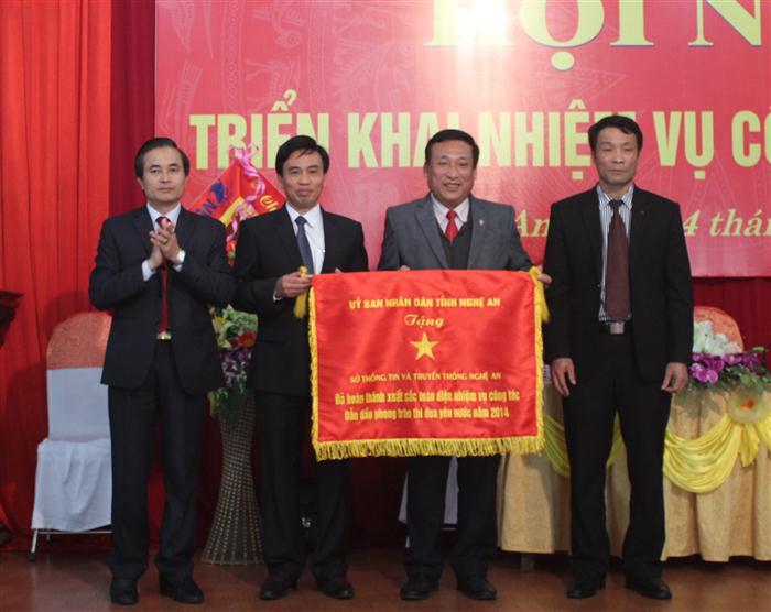 Đồng chí Lê Ngọc Hoa, Phó chủ tịch UBND tỉnh trao cờ 