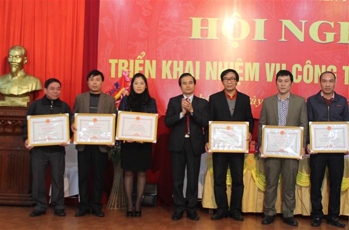 Đồng chí Lê Ngọc Hoa, Phó chủ tịch UBND trao bằng khen cho các cá nhân có thành tích xuất sắc