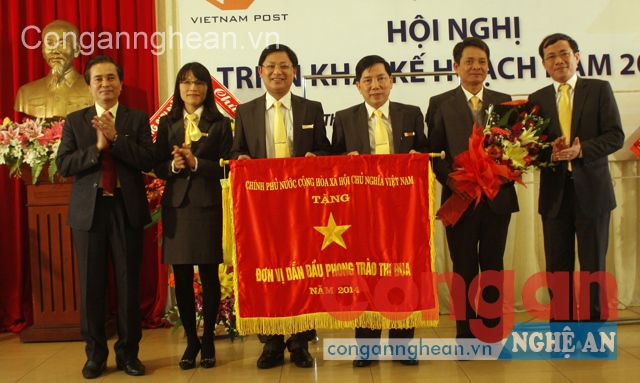 Đồng chí Lê Ngọc Hoa, Phó Chủ tịch UBND tỉnh                           trao tặng Cờ “Đơn vị dẫn đầu phong trào thi đua” của Chính phủ cho Bưu điện tỉnh 