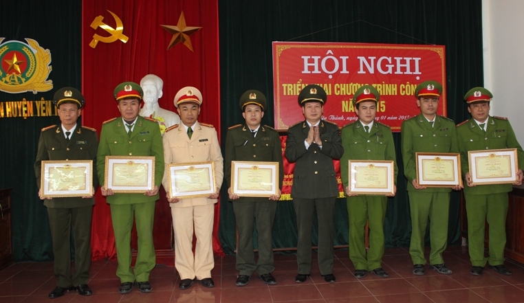 Đại tá Nguyễn Đình Dung – Phó giám đốc Công an tỉnh trao giấy khen cho các tập thể và cá nhân có thành tích xuất sắc
