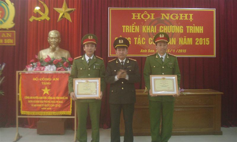 Đại tá Nguyễn Tiến Dần, Phó Giám đốc Công an tỉnh trao giấy khen cho các tập thể có thành tích xuất sắc
