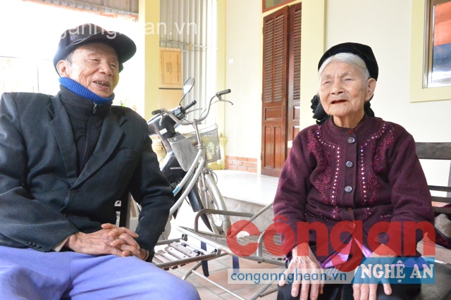Dù đã cao tuổi nhưng nghệ nhân Trần Văn Tư và Nguyễn Thị Sửu vẫn nhớ như in từng câu hát phường vải 