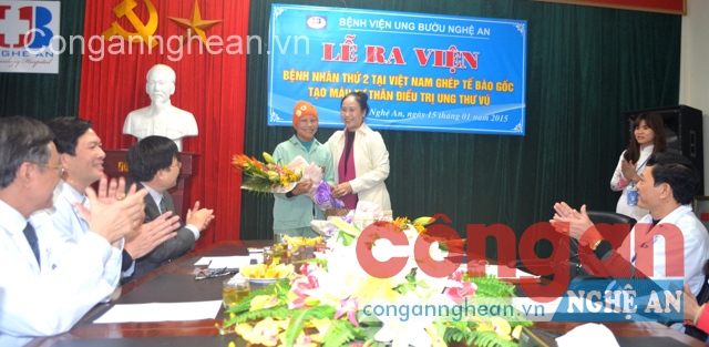 Phó Chủ tịch UBND tỉnh Đinh Thị Lệ Thanh tặng hoa  cho bệnh nhân trước khi ra viện