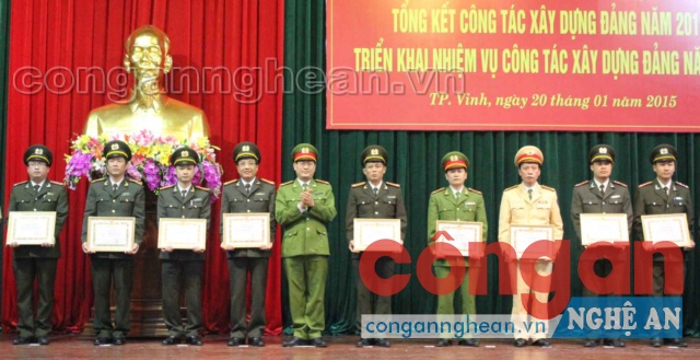 Đồng chí Đại tá Nguyễn Hữu Cầu, Phó Bí thư Đảng ủy, Phó Giám đốc Công an tỉnh trao Giấy khen cho các đảng viên đạt tiêu chuẩn “Hoàn thành xuất sắc nhiệm vụ” 3 năm liền