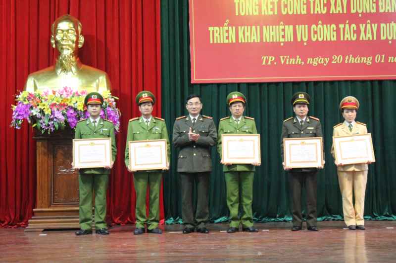 Thiếu tướng Nguyễn Xuân Lâm - Bí thư Đảng ủy, Giám đốc Công an tỉnh trao bằng khen của Tỉnh ủy Nghệ An cho các đảng viên Hoàn thành xuất sắc nhiệm vụ 5 năm liền