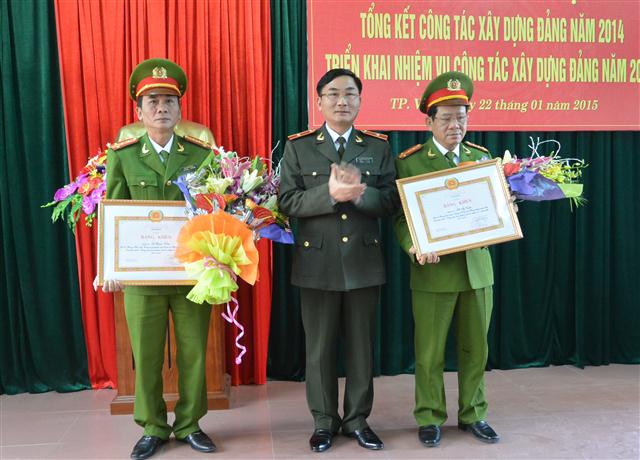 Thiếu tướng Nguyễn Xuân Lâm, Uỷ viên Ban TVTU, Bí thư Đảng ủy, Giám đốc Công an trao Bằng khen cho 2 đảng viên hoàn thành xuất sắc nhiệm vụ 5 năm liên tiếp