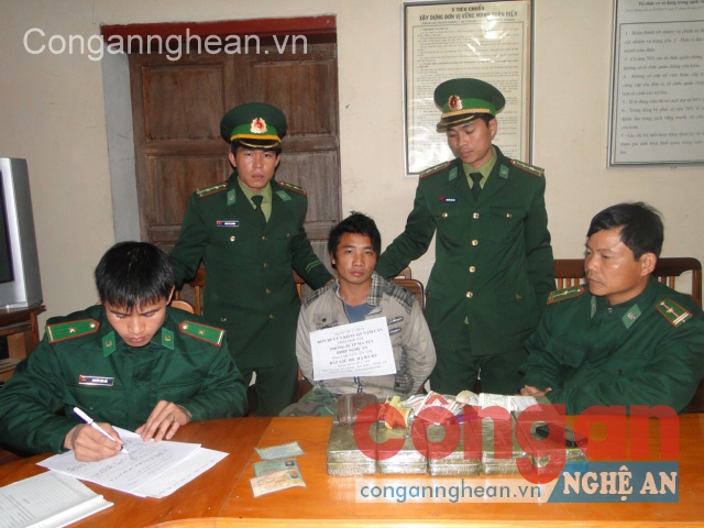Đối tượng mua bán ma túy và tang vật bị BĐBP Nghệ An bắt giữ