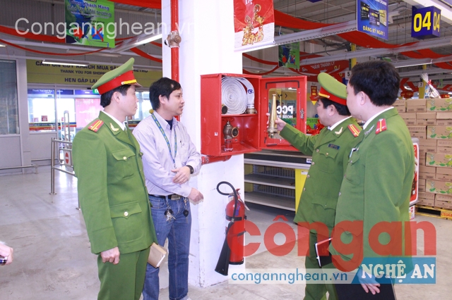 Cảnh sát PC&CC Nghệ An tăng cường kiểm tra công tác phòng cháy tại các cơ sở kinh doanh trong dịp cuối năm