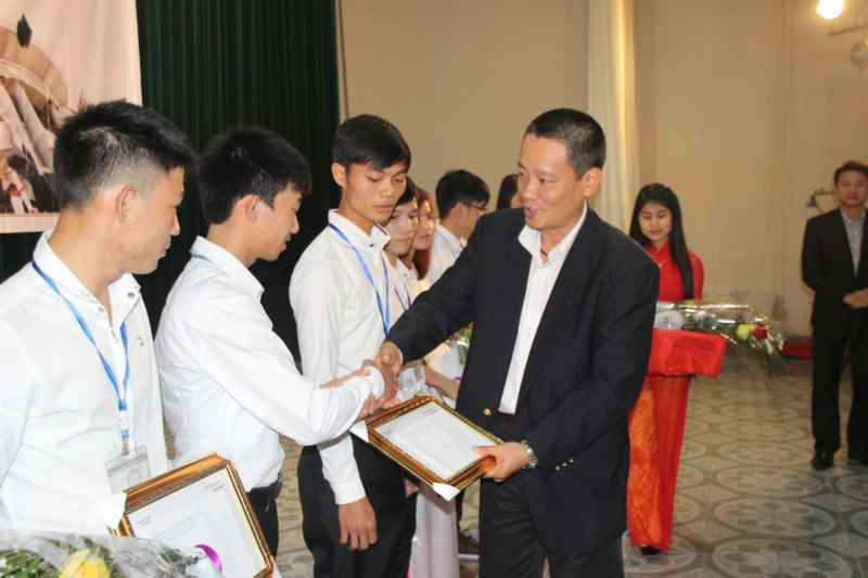 Đại diện Toyota Việt Nam trao học bổng cho các sinh viên