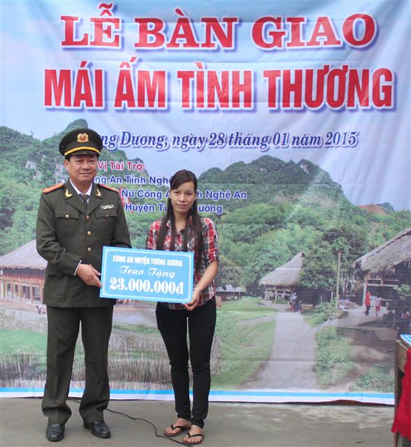 Thượng tá Lô Liên - Phó trưởng Công an huyện Tương Dương trao tiền hỗ trợ cho gia đình chi Khương