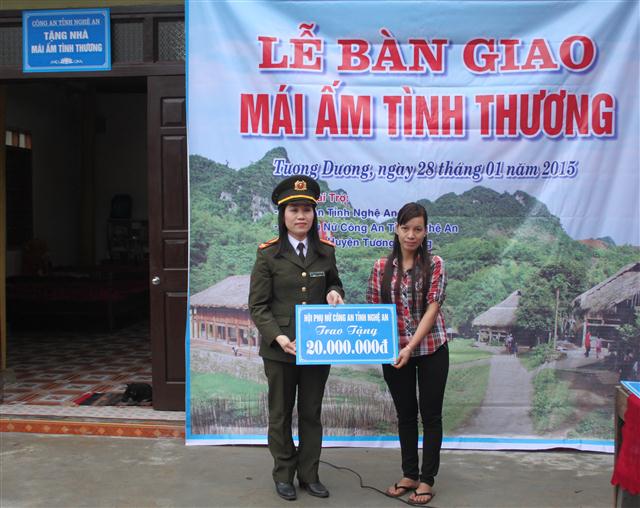 Trung tá Lê Thị Thanh Huyền - Chủ tịch Hội phụ nữ Công an tỉnh trao tiền hỗ trợ cho gia đình chị Khương