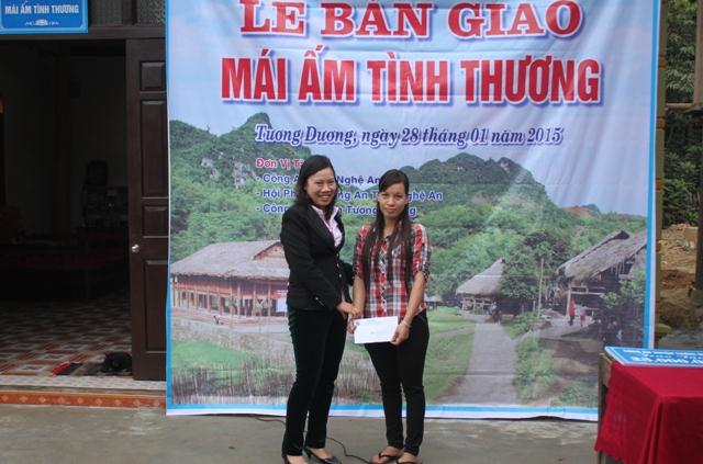 Đồng chí Hoàng Thị Kim Oanh - Phó Ban tuyên giao Hội LHPN tỉnh Nghệ An trao quà cho gia đình chị Khương