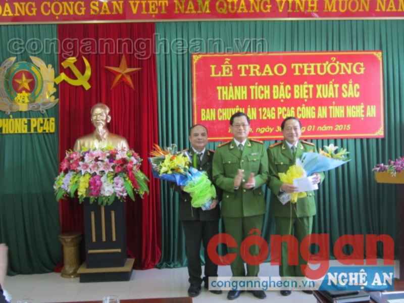 Đại tá Nguyễn Hữu Cầu chúc mừng, trao thưởng Ban chuyên án