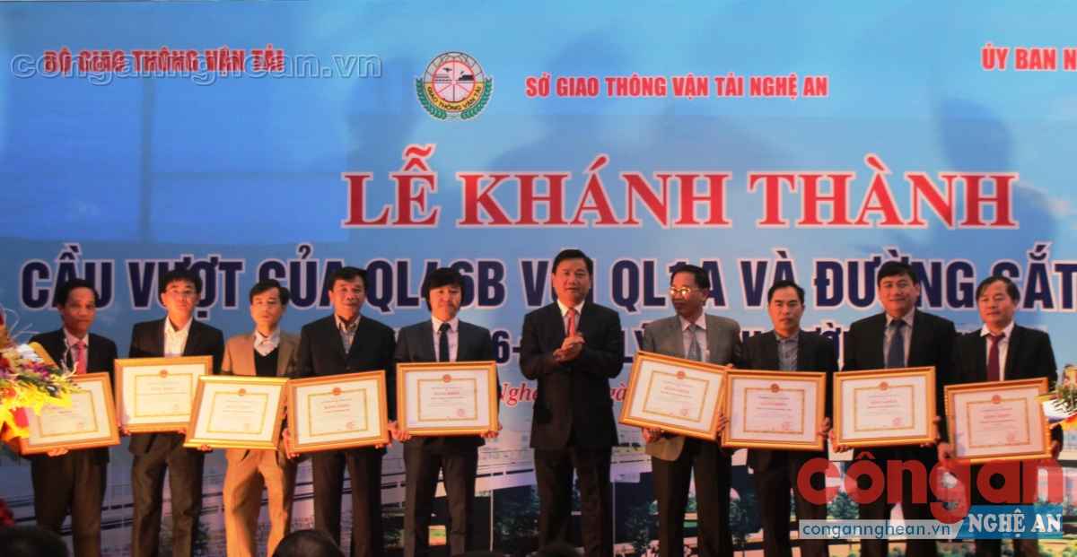 Đ/c Đinh La Thăng - Bộ trưởng Bộ GTVT trao bằng khen cho các tập thể, cá nhân xuất sắc