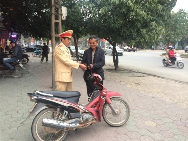 Ông Phạm Ngân vui mừng nhận lại chiếc xe máy sau gần 3 năm bị mất trộm