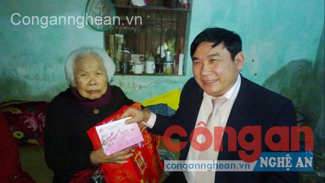 Lãnh đạo UBND TP Vinh tặng quà Tết cho gia đình có công với cách mạng dịp Tết Nguyên đán
