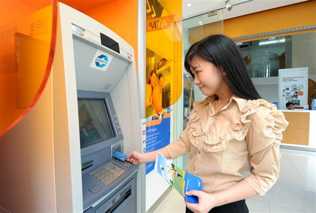 Cần tăng cường giám sát, đảm bảo máy ATM hoạt động thông suốt vào dịp Tết khi lượng người rút tiền tăng cao  - Ảnh minh họa