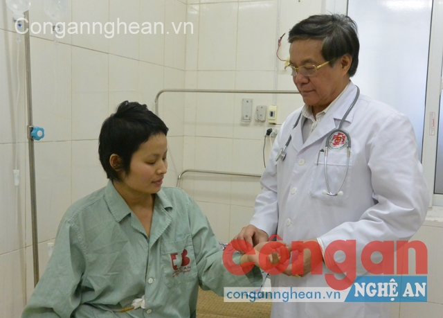PGS.TS Nguyễn Trung Chính thăm khám cho bệnh nhân Nguyễn Thị Thảo đang điều trị ung thư vú