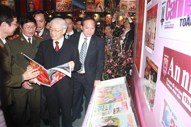 Tổng Bí thư Nguyễn Phú Trọng cùng các đại biểu tham quan các gian trưng bày