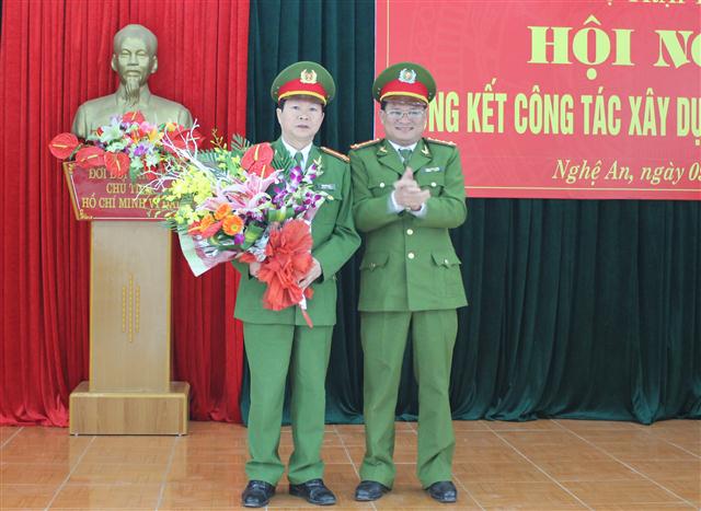 Đại tá Trần Thăng Long, Giám thị Trại tạm giao trao huy hiệu 30 năm tuổi Đảng cho Thượng tá Ngô Xuân Thủy, Phó giám thị