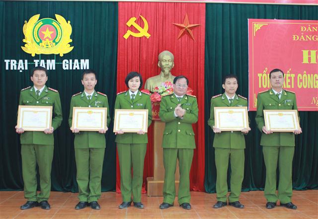 Đại tá Trần Thăng Long, Giám thị Trại tạm giao trao giấy khen cho các tập thể và cá nhân có thành tích xuất sắc