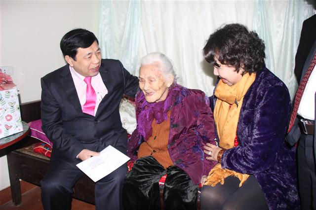 Đồng chí Nguyễn Xuân Đường – Phó Bí thư Tỉnh ủy, Chủ tịch UBND tỉnh  tặng quà cho bà Chu Thị Xuân 97 tuổi ở xã Hưng Hoà, TP Vinh