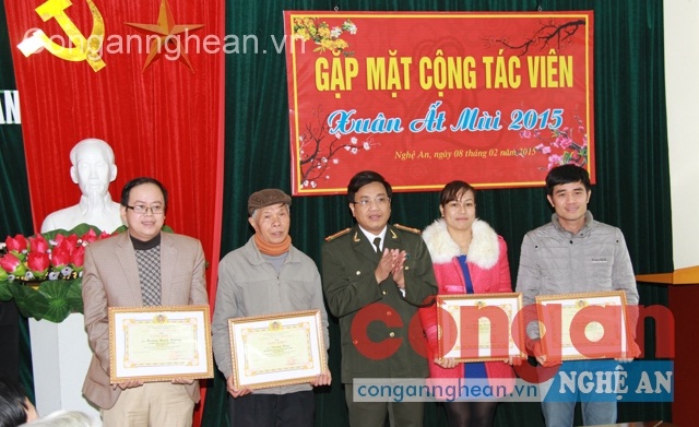 Đồng chí Đại tá Hồ Văn Tứ, Phó Giám đốc Công an tỉnh trao Giấy khen cho Cộng tác viên tiêu biểu năm 2014