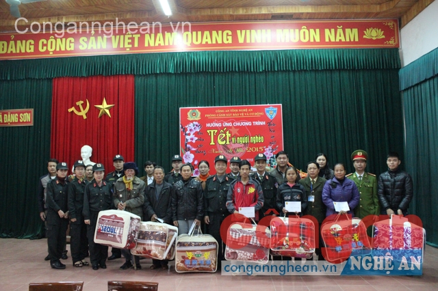 Đại diện đơn vị tặng quà cho các hộ nghèo  ở xã Đặng Sơn, huyện Đô Lương