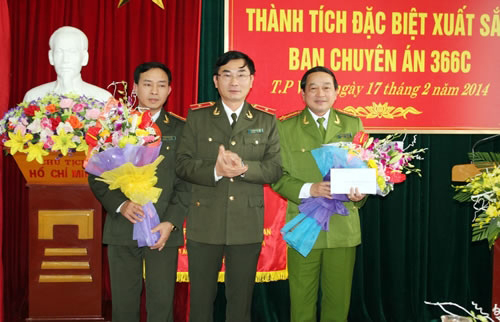 Đ/c Thiếu tướng Nguyễn Xuân Lâm, Ủy viên BTV Tỉnh ủy, Giám đốc Công an tỉnh trao thưởng cho đại diện Ban chuyên án 366C