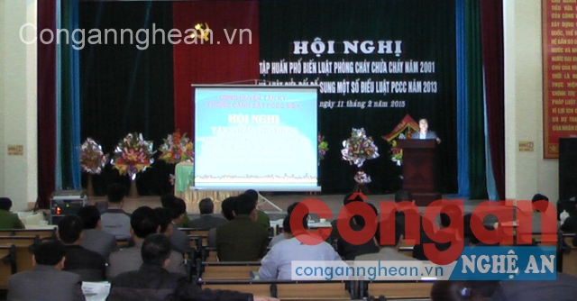 Đ/C Phạm Văn Hóa, Phó bí thư, Chủ tịch UBND huyện phát biểu tại Hội nghị và Phòng Cảnh sát PC&CC số 5 hướng dẫn một số phương án chữa cháy.