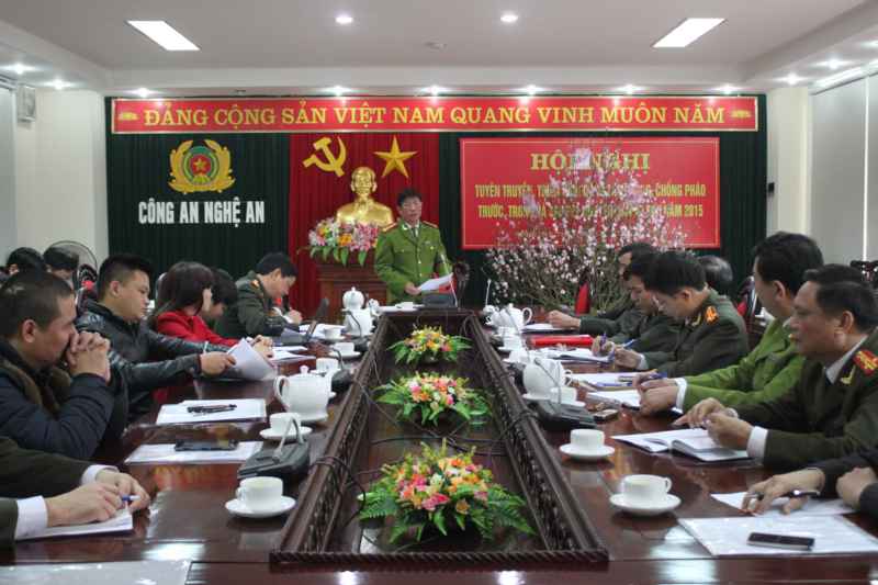 Đại tá Lữ Văn Tường - Phó giám đốc Công an Nghệ An phát biểu tại buổi họp báo