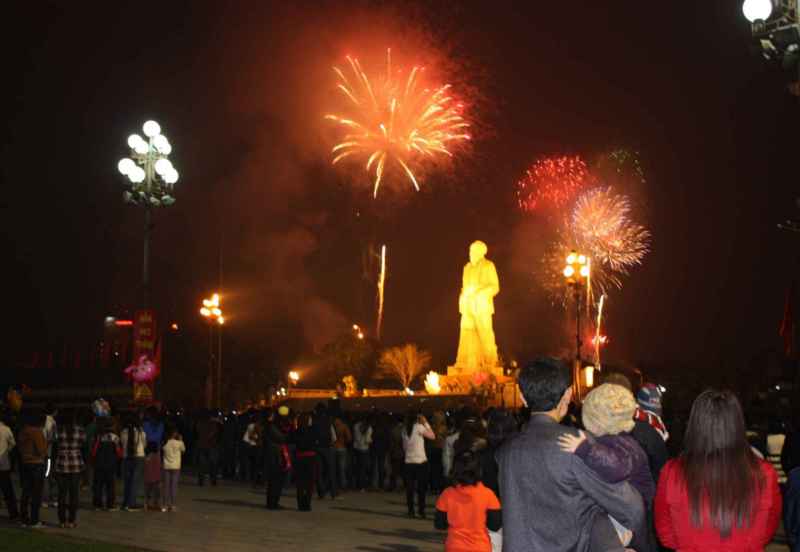 Người dân chiêm ngưỡng pháo hoa đêm giao thừa tại Quảng trường Hồ Chí Minh - TP Vinh. Ảnh: Bình Minh
