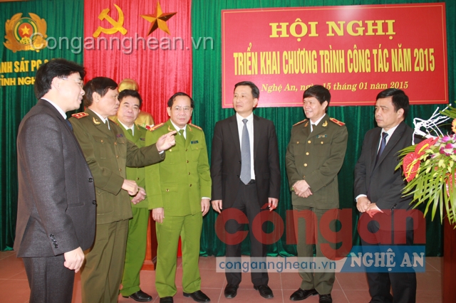 Lãnh đạo Bộ Công an và lãnh đạo UBND tỉnh Nghệ An trao đổi với lãnh đạo Cảnh sát PC&CC tỉnh  về công tác PCCC trong tình hình mới