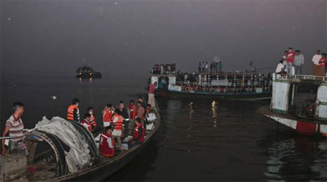  Bangladesh: Ngày 22/2, một chiếc phà chở 100 hành khách đã bất ngờ bị lật và đắm trên một con sông ở Bangladesh. Các lực lượng cứu nạn đã nhanh chóng được triển khai đến hiện trường vụ tai nạn, trong khi nhiều tàu thuyền đi ngang qua cũng dừng lại để giúp đỡ tìm kiếm các nạn nhân sống sót.