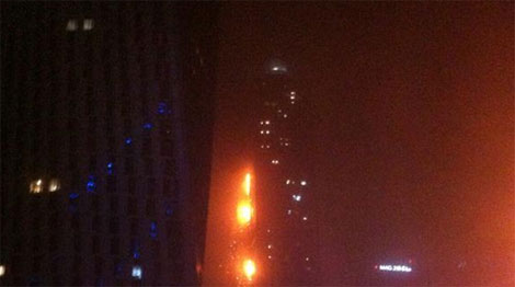 UAE: Ngày 21/2, Các Tiểu vương quốc Arab thống nhất (UAE) chứng kiến thêm một vụ hỏa hoạn nghiêm trọng tại một tòa nhà 2 tầng là nơi trú ẩn của những lao động nước ngoài bất hợp pháp tại thủ đô Abu Dhabi, làm 10 người chết và 8 người khác bị thương. (Ảnh: Tòa nhà chọc trời ở Dubai bị cháy ngày 21/2)